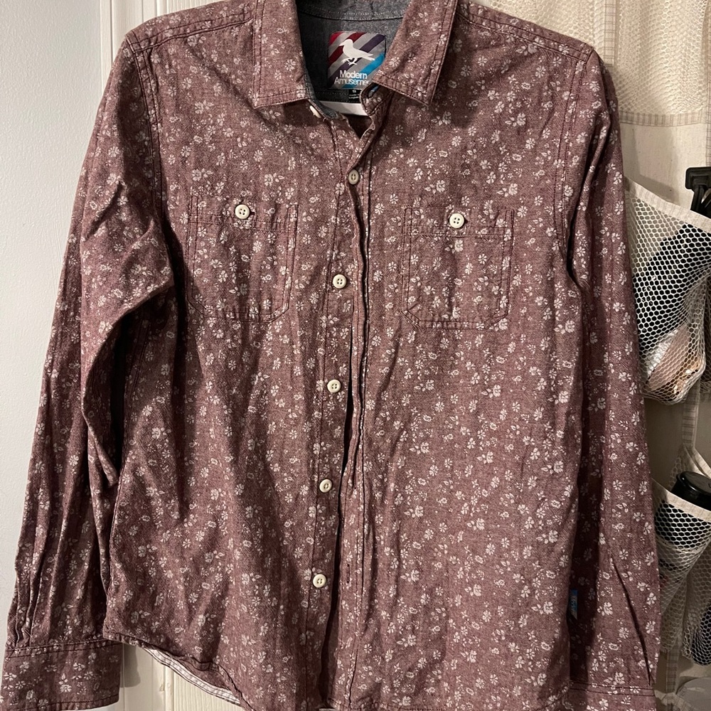Modern amusement button up